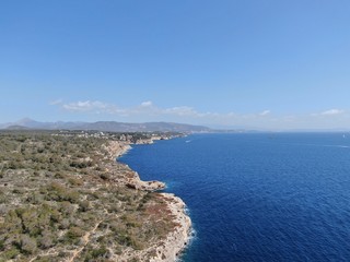 costa de Mallorca con aguas cristalinas de color turquesa concepto de vacaciones verano y viajar