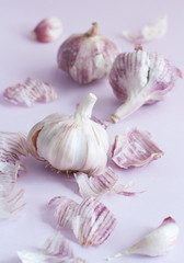 Obraz na płótnie Canvas Fresh garlic on a pastel background