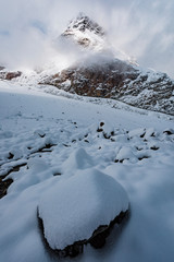 Alpengipfel in Nebel und Schnee