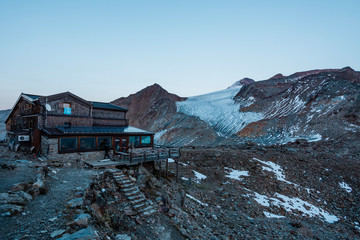 Similaunh&uuml;tte mit Gletscher in der D&auml;mmerung
