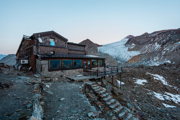 Similaunh&uuml;tte mit Gletscher in der D&auml;mmerung