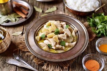 Green chicken curry with pineapples in cream.