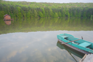Fototapeta na wymiar Beautiful old boat on the lake