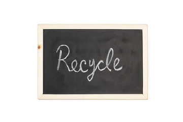 Pizarra negra con la palabra Recycle escrita con tiza sobre un fondo blanco liso y aislado. Vista...