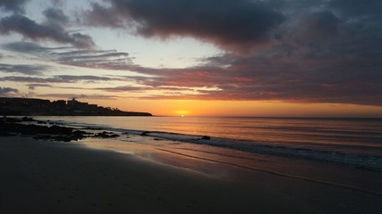 Fototapeta na wymiar El sol sale en la playa