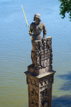 Die Statue von Bruncvik neben der Karlsbr&uuml;cke in Prag/Tschechische Republik