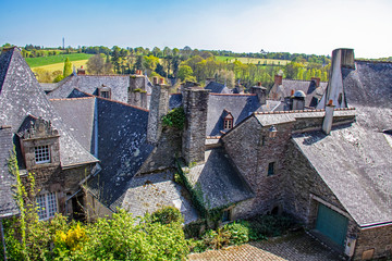 Rochefort-en-terre. Toits de la cité vus du parc du château. Morbihan. Bretagne