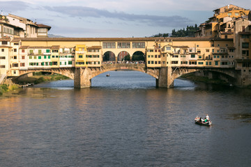 Obraz premium View of Ponte Vecchio with a boat in the river