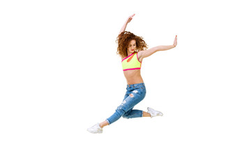 Fototapeta na wymiar junge Frau mit langem, lockigem Haar die in der Luft ist