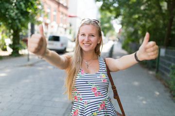 junge sympathische Frau im Sommerkleid © Christian Schwier