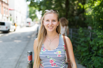 junge sympathische Frau im Sommerkleid