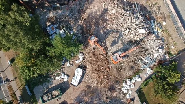 Bagger auf Baustelle Recycling Luftaufnahme