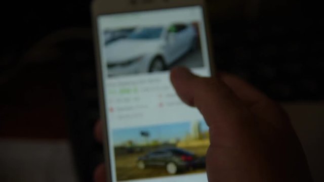 Man chooses car in smartphone