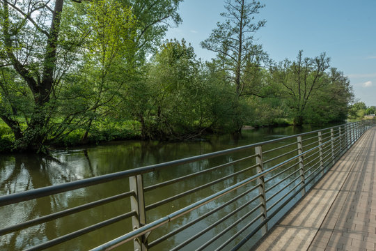 Promenade am Fluss entlang mit Metallgitter an der Rednitz