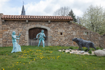 Groupe de statues représentant un paysan et une paysanne luttant contre la bête du Gévaudan