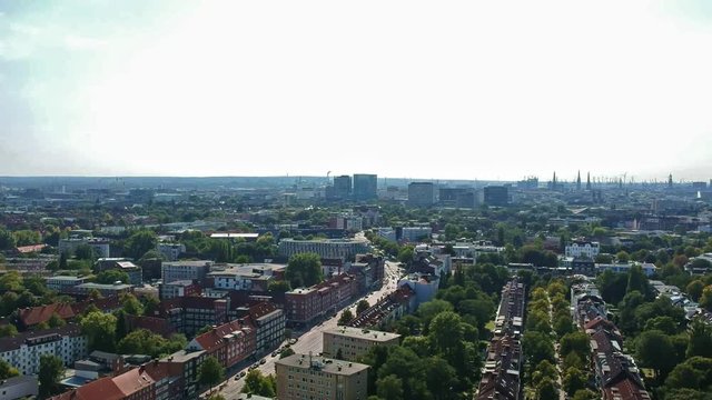 Gro&szlig;stadt mit Wohngebiet und Innenstadt am Horizont Panorama Luftbild