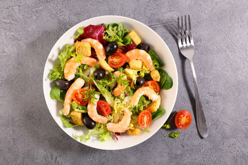 shrimp salad with tomato, olive and crouton