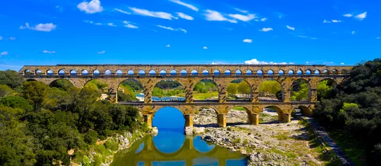 Foto op Plexiglas Pont du Gard pont du gard, franse toeristische trekpleister, luchtfoto