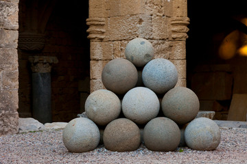 Balas de cañón, Museo Arqueológico, Ciudad de Rodas, Isla de Rodas, Dodecaneso, Grecia, Mar...