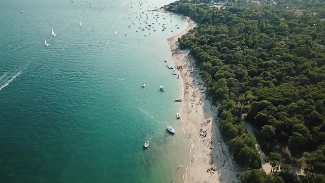 Plage et bateaux &agrave; l'&icirc;le de R&eacute;