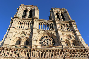 Fototapeta na wymiar exterior of Notre Dame in Paris