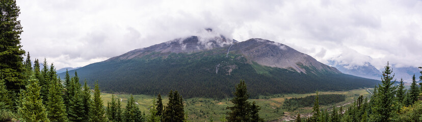 Fototapeta na wymiar Mountain scenery in the Banff National Park in Canada