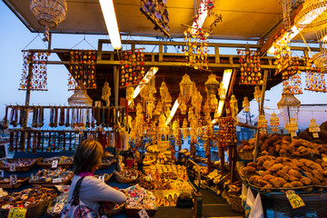 Venta de souvenirs y productos del mar en el puerto comercial, Ciudad de Rodas, Isla de Rodas,...