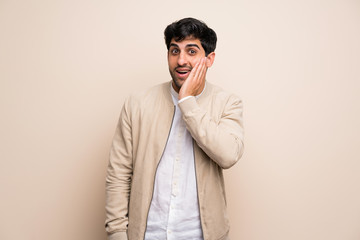Obraz premium Young man over isolated wall with surprise and shocked facial expression