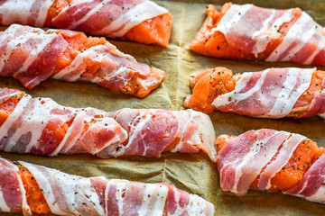 Lachs von Bacon umrollt