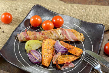 Lachs von Bacon umrollt