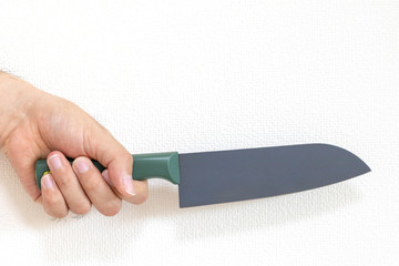 包丁を持った男の手