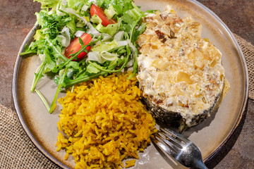 Lachs in Sahnesauce mit Reis und Salat