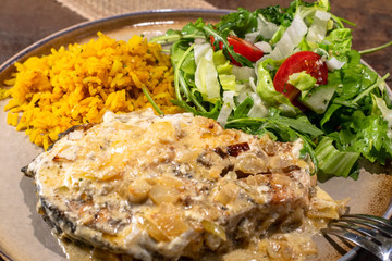 Lachs in Sahnesauce mit Reis und Salat