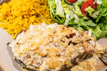 Lachs in Sahnesauce mit Reis und Salat
