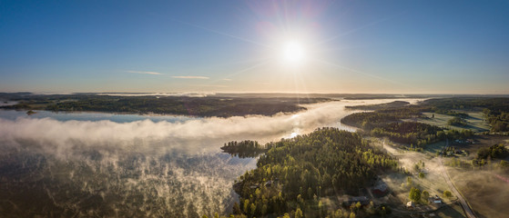 Panorama eines Sonnenaufgangs an einem See mit Nebel 