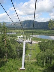 Fototapeta na wymiar ski lift in the Altai mountains near lake Manzherok 