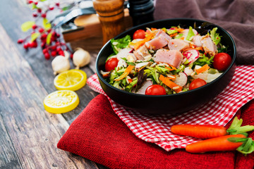 salad crude in melance of beans, kitchen of smoked tuna and sauce wasabi and cincemere
