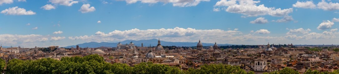 Fototapeta na wymiar Panorama of the skyline of the historic city of Rome