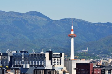 京都タワーと愛宕山　初夏
