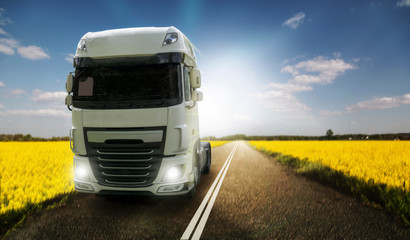 LKW auf der Landstraße