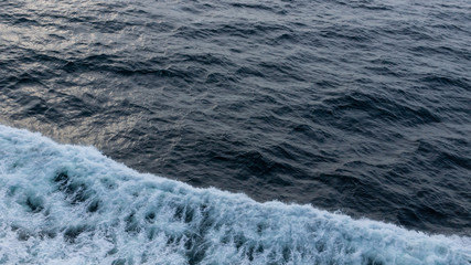 Fototapeta na wymiar Wasseroberfläche, Meer, Ozean, Wellen