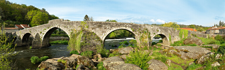 Fototapeta na wymiar panoramic view of Ponte Maceira and its old stone bridge