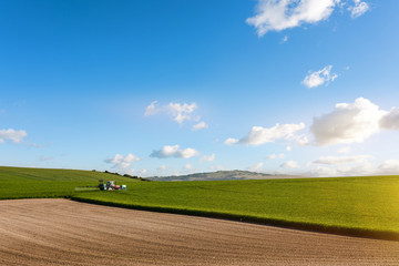 agriculteur pulvérisant les champs au printemps
