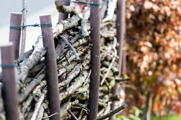 natürlicher Gartenzaun aus Ästen und Zweigen