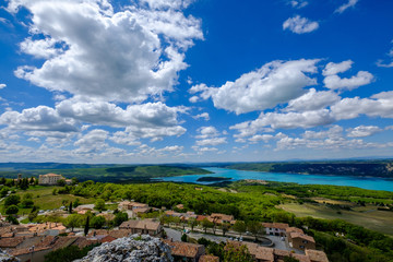 Fototapeta na wymiar Vue panoramique depuis le sommet du village Aiguines, lac de Sainte-Croix, plateau de Valensole, entrée du Gorges du Verdon. France, Provence.