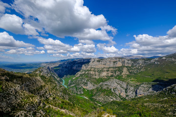 Fototapeta na wymiar Vue panoramique sur les Gorges du Verdon, Grand Canyon, rive gauche. Aiguines, Provence, France. 