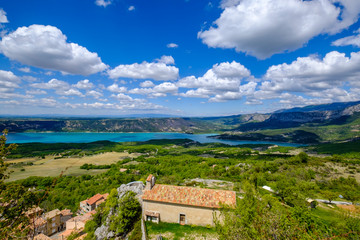 Fototapeta na wymiar Vue panoramique depuis le sommet du village Aiguines, chapelle, lac de Sainte-Croix, plateau de Valensole, entrée du Gorges du Verdon. France, Provence.