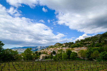 Fototapeta na wymiar Vue panoramique sur le village Aiguines, Provence, France, Gogres du Verdon.
