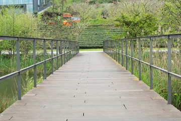 puente de madera y acero en un parque
