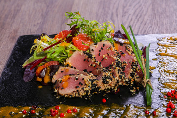 Tuna carpaccio with sauce